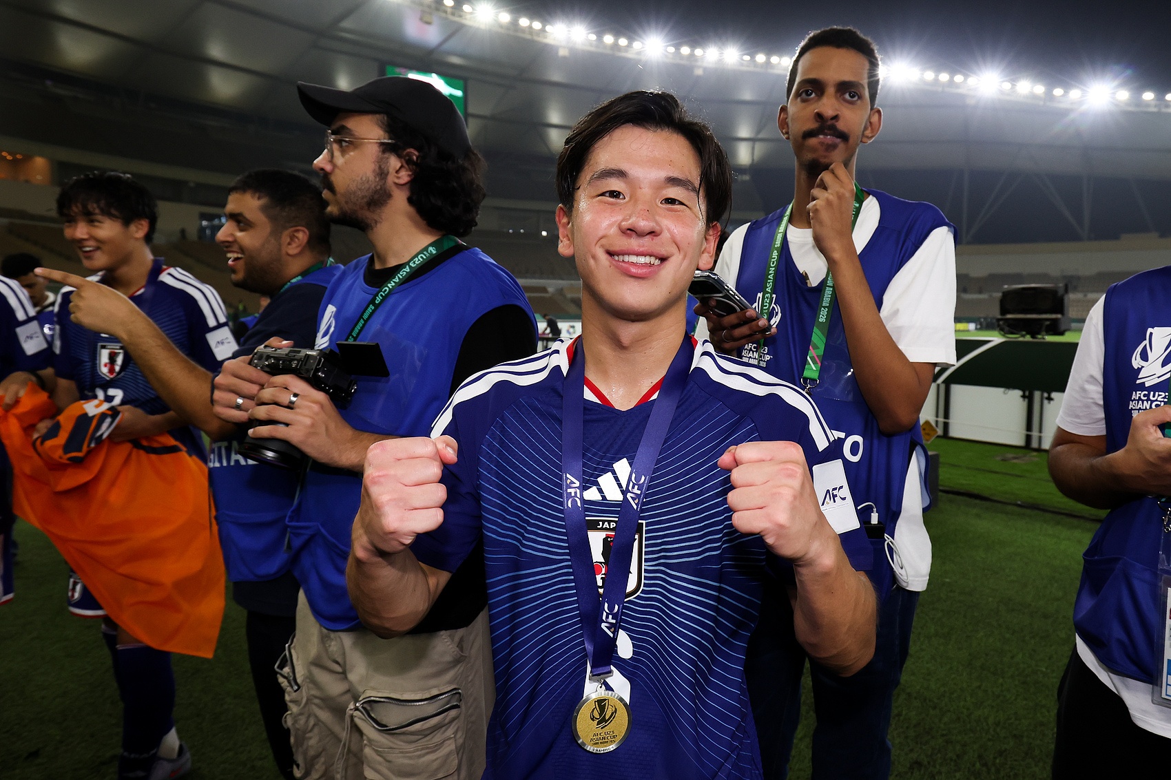 舍什科社媒晒与库尼亚合照：没有比在主场球迷看台前破门更棒的事